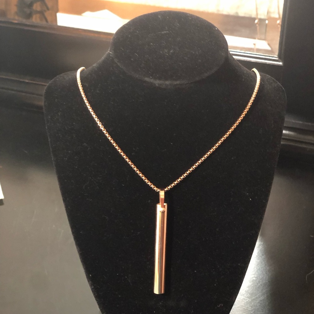 Elegant Gold Pendant Necklace